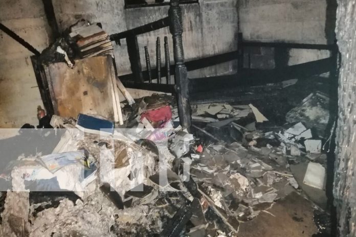 Foto: Voraz incendio deja a una familia de Granada sin sus pertenencias/TN8