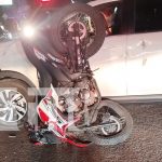 Estelí: Menor de edad se estrella contra un vehículo tras manejar a exceso de velocidad Foto: Menor de edad se estrella contra un carro en Estelí/TN8