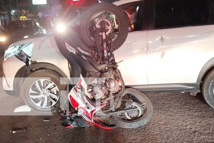 Foto: Menor de edad se estrella contra un carro en Estelí/TN8