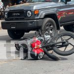 Motociclista sufre aparatosa caída tras resbalar con una botella de Coca – Cola en Juigalpa Foto: Motociclista se resbala en Juigalpa/TN8