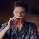 ¡Le rechazan la venta! Tom Holland no puede comprar su propia cerveza Foto: Tom Holland no puede comprar su propia cerveza/Cortesía