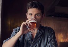 Foto: Tom Holland no puede comprar su propia cerveza/Cortesía