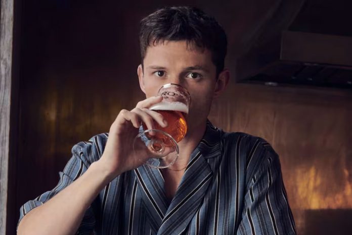 Foto: Tom Holland no puede comprar su propia cerveza/Cortesía Foto: Tom Holland no puede comprar su propia cerveza/Cortesía