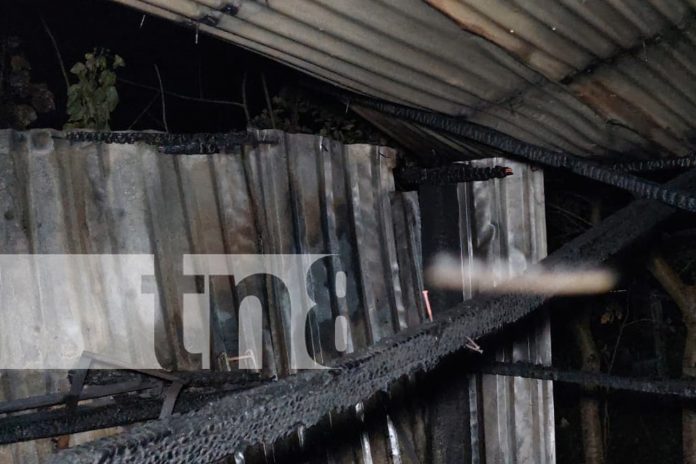 Foto: Incendio consume una tapicería en su totalidad en Camoapa/TN8 Foto: Incendio consume una tapicería en su totalidad en Camoapa/TN8