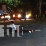 Dos lesionados en fuerte colisión de motocicletas en Managua