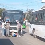 Un segundo más y mueren aplastados por un bus en Managua (VIDEO) Foto: Casi mueren aplastados por un bus en Managua / TN8