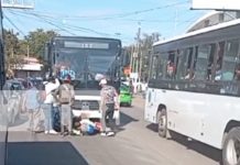 Foto: Casi mueren aplastados por un bus en Managua / TN8