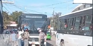 Foto: Casi mueren aplastados por un bus en Managua / TN8