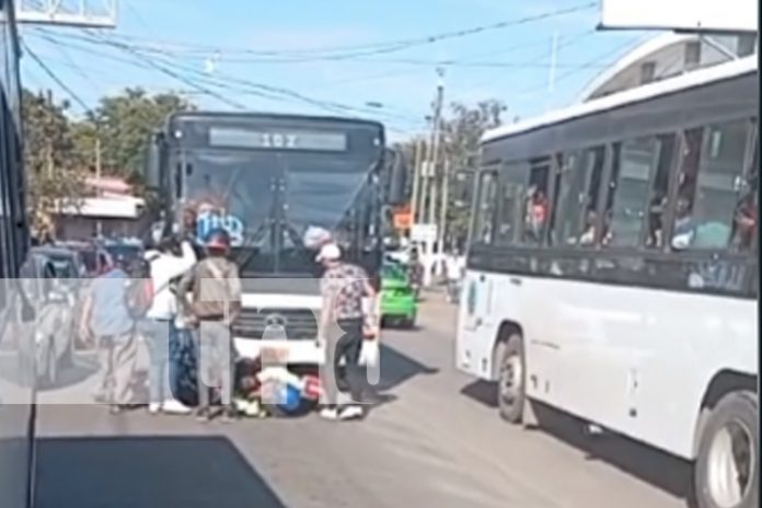 Foto: Casi mueren aplastados por un bus en Managua / TN8