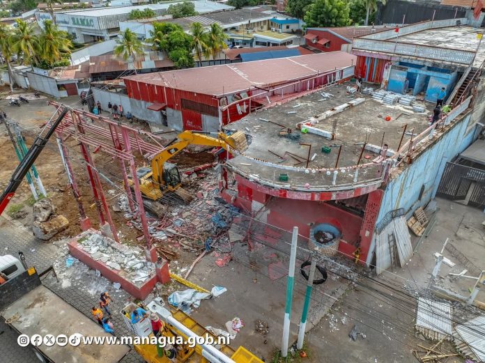 Foto: Derribo de edificio por ampliación de pista en Managua