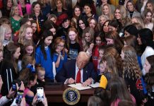 Trump firma duro decreto: «atletas transgéneros fuera de competencias femeninas» Foto: Trump ataca a la comunidad transgénero /Cortesía