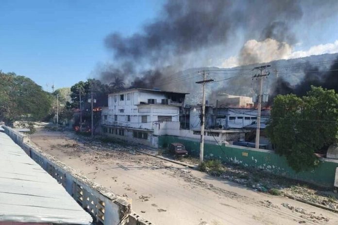Foto: Bandas criminales incendian el hospital más grande de Haití /Cortesía Foto: Bandas criminales incendian el hospital más grande de Haití /Cortesía