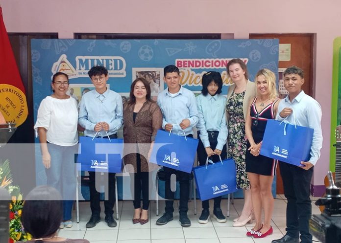 Foto: Reconocimiento a estudiantes de la Escuela Melania Morales / TN8