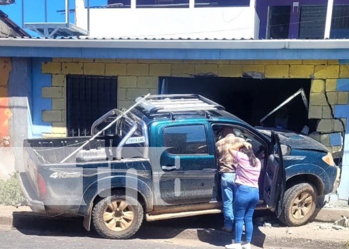Foto: Fuerte colisión de camioneta contra una vivienda en Jinotega / TN8 Foto: Fuerte colisión de camioneta contra una vivienda en Jinotega / TN8