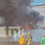 Alarma en Dolores: Incendio en fábrica de plásticos deja cuantiosas pérdidas materiales Foto: Incendio en una fábrica de Dolores, Carazo / TN8