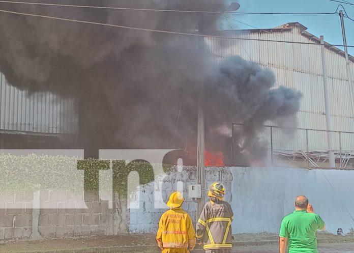 Foto: Incendio en una fábrica de Dolores, Carazo / TN8