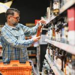 Provincia canadiense responde a EE. UU. con restricciones al alcohol en estados pro-Trump