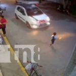 Padres irresponsables: Niño recibe brutal impacto en Chinandega (VIDEO) Foto: Niño recibe fuerte impacto de un vehículo en Chinandega / TN8