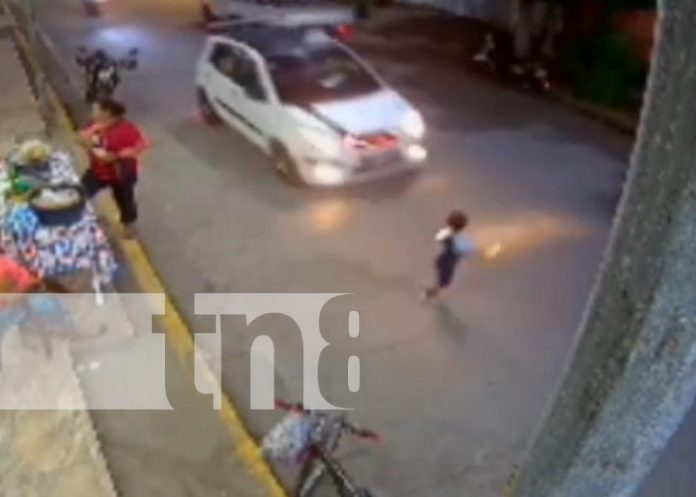 Foto: Niño recibe fuerte impacto de un vehículo en Chinandega / TN8 Foto: Niño recibe fuerte impacto de un vehículo en Chinandega / TN8