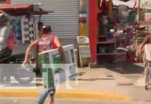 ¡Clase pinta! Robó un tele de una camioneta en un semáforo de Managua (VIDEO) Foto: Robo de televisor en un semáforo de Managua / TN8