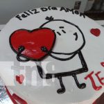 ¿Rosas o pastel? Para el Amor y la Amistad, la sugerencia es: ambos Foto: Pastel y flores para celebrar el Amor y la Amistad / TN8