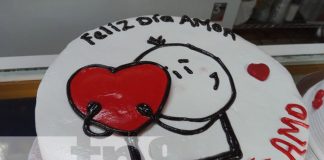 Foto: Pastel y flores para celebrar el Amor y la Amistad / TN8