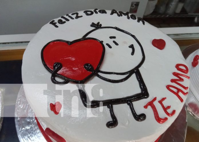 Foto:  Pastel y flores para celebrar el Amor y la Amistad / TN8 Foto: Pastel y flores para celebrar el Amor y la Amistad / TN8