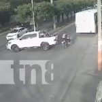 Impacto brutal: Motociclista choca a alta velocidad contra bus en Ciudad Sandino (VIDEO) Foto: Violento accidente de tránsito en Villa Soberana, Ciudad Sandino / TN8