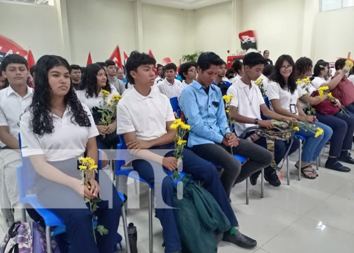 Foto: Centros tecnológicos realizan homenaje a Sandino / TN8