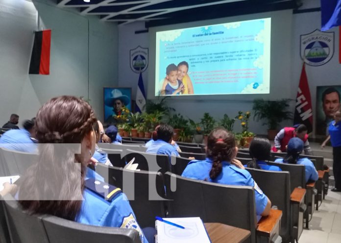 Foto: Charla sobre valores familiares en el Ministerio del Interior (MINT) / TN8 Foto: Charla sobre valores familiares en el Ministerio del Interior (MINT) / TN8