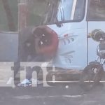 Puras bestias: Busero y motorizado a puños y patadas en Managua (VIDEO) Foto: Pleito de busero y motorista en un semáforo de Managua / TN8