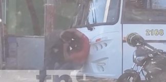 Foto: Pleito de busero y motorista en un semáforo de Managua / TN8