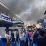 ¡Llamas en el Ropa-Usame! Fuerte incendio en el Mercado Oriental Foto: Grandes llamas en un incendio en el Mercado Oriental / TN8