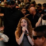 Shakira sorprende a sus fans en Chile con un concierto en plena calle Foto: Shakira llegó después de la polémica cancelación de sus dos conciertos/Cortesía