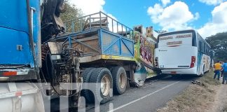Foto: Choque entre rastra y autobuses genera caos en la carretera Juigalpa-Managua/TN8