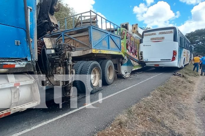Foto: Choque entre rastra y autobuses genera caos en la carretera Juigalpa-Managua/TN8