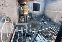 Comerciante pierde su hogar, dinero y mercadería en incendio en Ciudad Sandino Foto: Comerciante pierde su hogar, dinero y mercadería en incendio en Ciudad Sandino/TN8