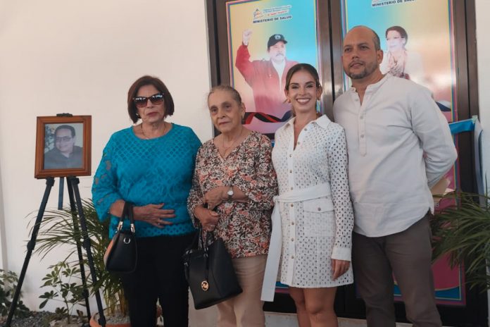 Foto: Gabriela Gutiérrez agradece el tributo a su padre, el Dr. Juan Ignacio Gutiérrez /Cortesía