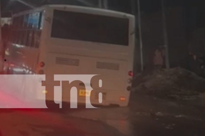 Foto: Cae bus a un hoyo en Managua/ TN8