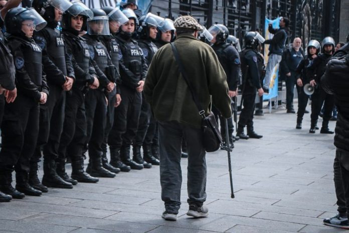 1 Foto: Argentina adopta medidas estrictas ante la marcha de jubilados / Cortesía