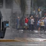 Reprimen movilización de jubilados y hinchas de fútbol en Argentina Foto: Tensión en las calles de Argentina /cortesía