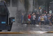 Reprimen movilización de jubilados y hinchas de fútbol en Argentina Foto: Tensión en las calles de Argentina /cortesía