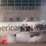 Avión de American Airlines se incendia en la puerta de embarque Foto: Pasajeros a salvo tras incendio en avión de American Airlines/Cortesía