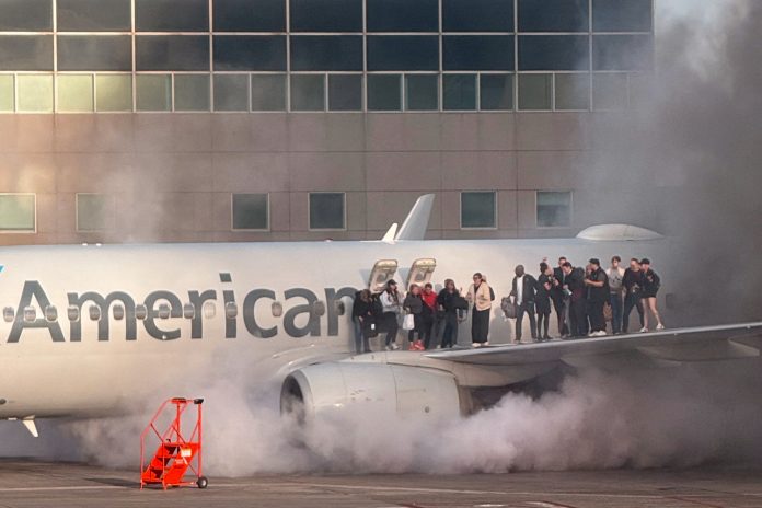 Foto: Pasajeros a salvo tras incendio en avión de American Airlines/Cortesía
