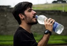 ¡Alerta! El agua embotellada podría afectar tu salud Foto: La verdad sobre el agua embotellada /cortesía