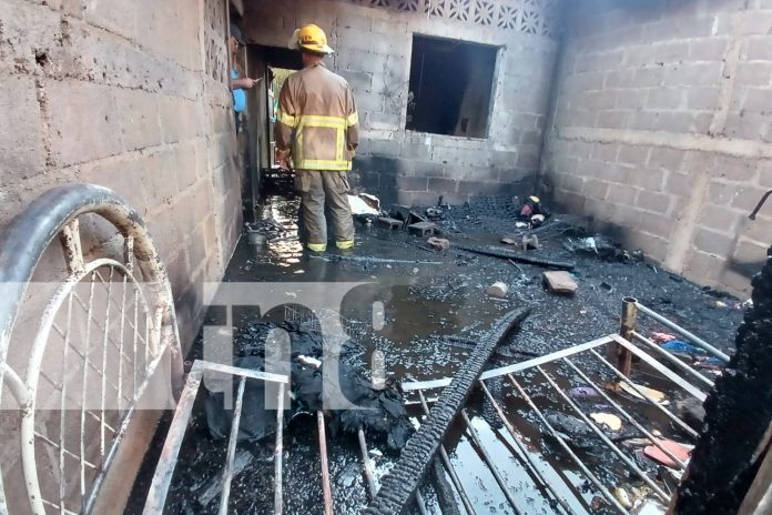 1 Foto: Comerciante pierde su hogar, dinero y mercadería en incendio en Ciudad Sandino/TN8