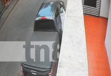 ¡Cámaras captan! Ladrón «chapea» vehículos a plena luz del día en Managua Foto: Policía intensifica Patrullajes tras robos en Managua/TN8