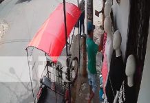 Descarado triciclero aprovecha descuido para robar en Chinandega (VIDEO) Foto: Hombre aprovecha descuido para robar en una tienda en Chinandega/TN8