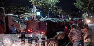 Foto: Carro se da vuelta en Managua /TN8