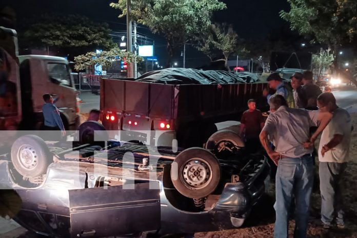 Foto: Carro se da vuelta en Managua /TN8